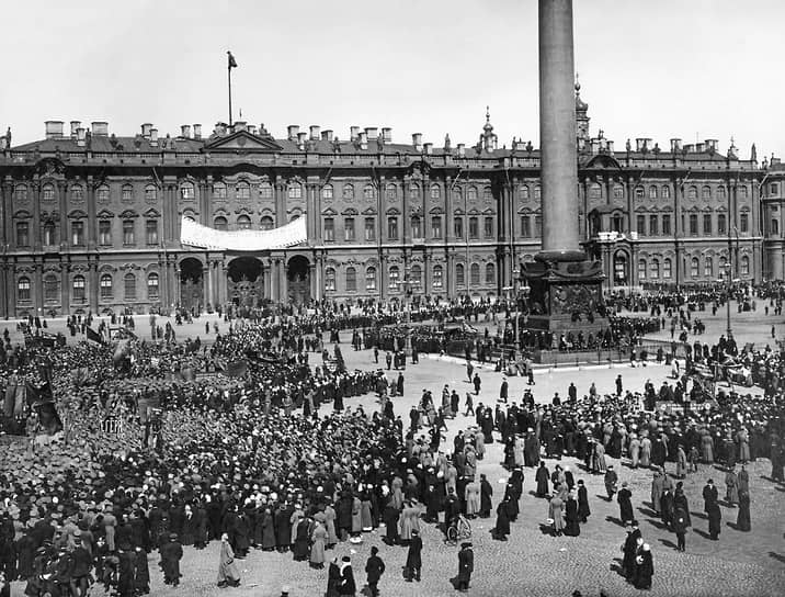 На фото — первая официальная манифестация 1 мая (18 апреля по старому стилю) 1917 года при новом, Временном правительстве. С началом Февральской революции и падением монархии Зимний дворец, где все еще располагались некоторые покои царской семьи, немедленно оказался в эпицентре событий