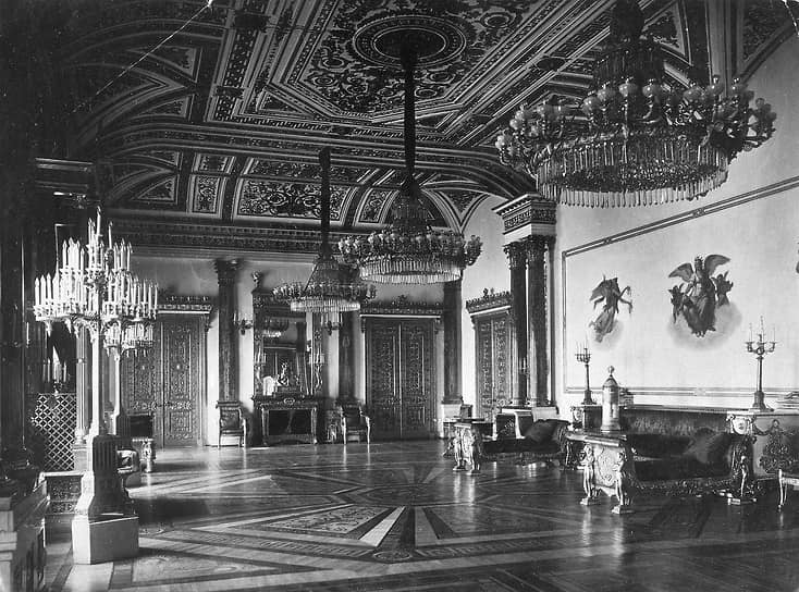 Всего через полгода после падения монархии Зимний дворец еще не был музеем, а служил резиденцией нового правительства. Знаменитый малахитовый зал дворца был залом заседаний Временного правительства