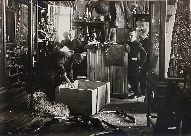 Для сотрудников Эрмитажа это было время тревожной неопределенности и активных действий: они уже работали над спасением коллекции от возможного хаоса и составляли описи. Они в буквальном смысле опечатали двери и переходы, ведущие из музейных залов в жилые покои дворца, чтобы предотвратить возможные грабежи и повреждения