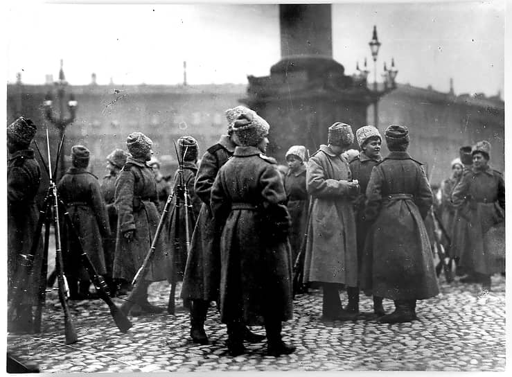 Во время вооруженного восстания в октябре Зимний дворец (резиденция правительства) был взят, а Эрмитаж (музей) — нет. Это принципиально важное различие. При этом существовала опасность «революционного вандализма»: некоторые радикальные группы большевиков высказывали предложения уничтожить «дворянское искусство». На фото — женский батальон смерти на Дворцовой площади (Петроград, 1917 год)