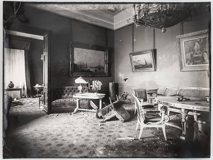 Зал 395 Зимнего дворца после штурма. Хоть и существует легенда о разграблении шедевров, на деле большевики штурмовали жилые и правительственные помещения дворца. Тем не менее жилые части (где были предметы дворцовой обстановки, интерьеры, исторические реликвии), которые революционеры не жалели, сейчас являются художественными ценностями и предметами эпохи. Были разбиты вазы, зеркала, повреждена мебель, разграблены винные погреба и т. д.