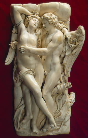 Впрочем, несмотря на продажу части коллекции Эрмитажа, количество художественных ценностей в нем росло. После Октябрьской революции власть объявила имущество аристократов, купцов-меценатов и промышленников собственностью государства. Так из ликвидированных особняков и усадеб в музей попали произведения искусства, ранее принадлежавшие известным семьям империи. Скульптурная группа «Амур и Психея» создана в первой трети XVII века из слоновой кости. Ее коммунисты забрали из семейной коллекции Юсуповых