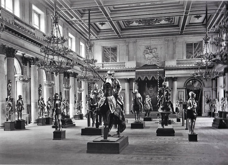 После революции и Гражданской войны Средневековье, рыцарские романы, тема благородных воинов и богатырей переживали огромный культурный ренессанс в массовом сознании. Это отражалось в литературе, кино (например, «Александр Невский» Эйзенштейна, 1938). Эрмитаж сыграл на этом искреннем интересе и организовал Зал доспехов. Выставка была способом привлечь публику в условиях необходимости самоокупаемости и просуществовала примерно до 1938-го