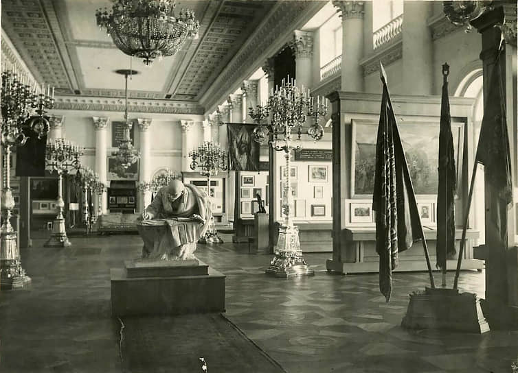 После революции Зимний дворец решили наполнить новым, «правильным» идеологическим содержанием. Так родилась идея превратить часть здания в главный в стране Музей Революции. Это была идеологическая инсталляция с работами на революционные темы. Подлинные предметы искусства были вынесены, отправлены в запасники или другие музеи, их место заняла «правильная» агитация. Музей просуществовал до 1939 года, а после войны началось восстановление исторических интерьеров дворца. Фонды и концепция этого музея были перебазированы в особняк Кшесинской