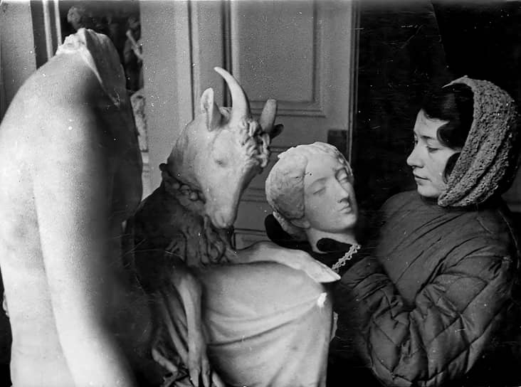 Ленинград в блокаде. Эрмитаж. Пострадавшая во время бомбежки статуя. Третий эшелон вывезти не успели, но сотрудники практически целиком спасли произведения искусства, сохранив их в подвалах Эрмитажа и в Исаакиевском соборе