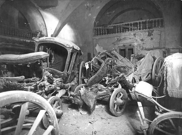 18 июня 1942 года во время обстрела Ленинграда каретный сарай Малого Эрмитажа был разрушен прямым попаданием немецкого снаряда. В нем хранилась коллекция придворно-конюшенного музея. Были уничтожены семь карет и два паланкина, остальные экспонаты получили серьезные повреждения