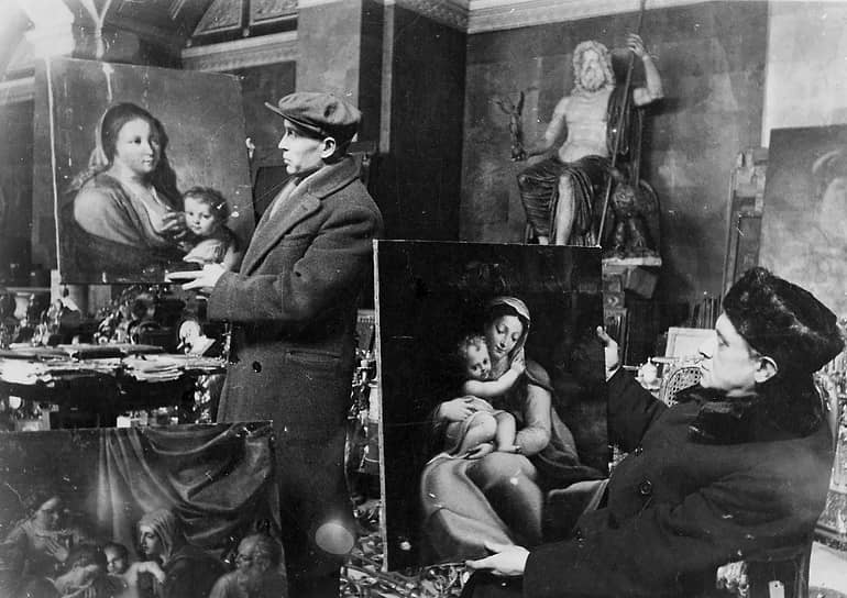 Эрмитаж в годы блокады Ленинграда, подготовка к выставке. Справа на фото искусствовед Михаил Васильевич Доброклонский, который в годы войны исполнял обязанности директора музея и сохранил оставшиеся коллекции в условиях блокады, голода и холода. Первым шагом к возрождению Эрмитажа стал Павильонный зал и галереи Висячего сада: именно здесь к ноябрю 1944 года решили открыть выставку сокровищ, переживших блокаду в осажденном городе. Команде предстояло вывезти десятки кубометров песка, отполировать полы, вставить выбитые стекла, привести в порядок люстры. Усилия оправдались: выставка, открытая в ноябре 1944-го, стала праздником для всех, кто ее создавал и посещал. За девять месяцев на выставке побывали почти 30 тыс. человек