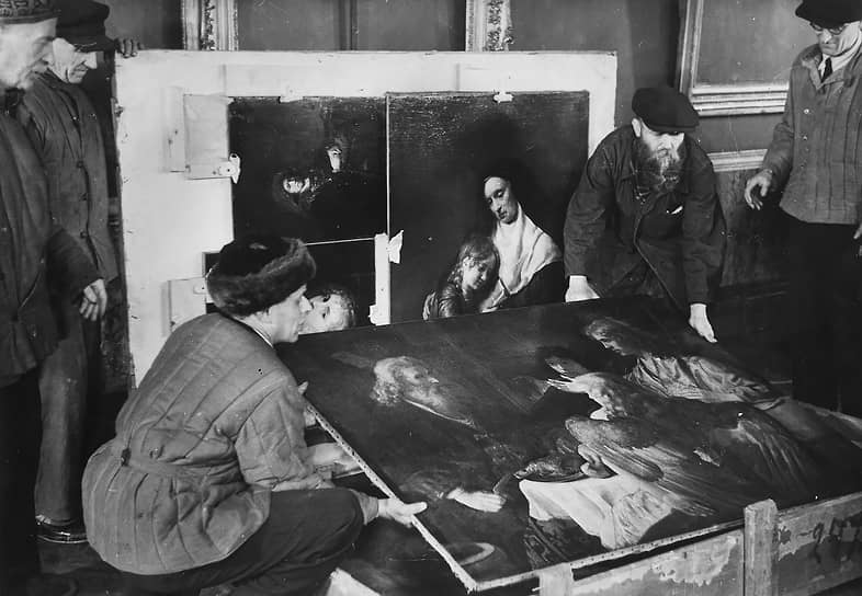 В начале октября 1945 года началась реэвакуация экспонатов Эрмитажа из Свердловска. 10 октября первые эшелоны прибыли в Ленинград, через три дня разгрузка была завершена, а 14 октября началась развеска возвращенных картин в залах. Весь процесс реэвакуации длился несколько месяцев