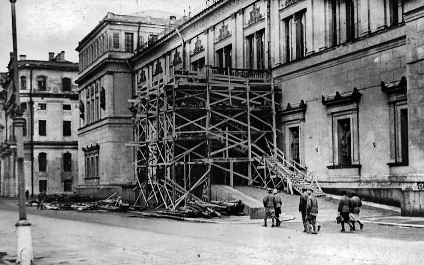 8 ноября 1945 года Эрмитаж открылся, посетители входили в восстановленный музей через Халтуринский подъезд, хотя портик с атлантами тогда еще не был отреставрирован