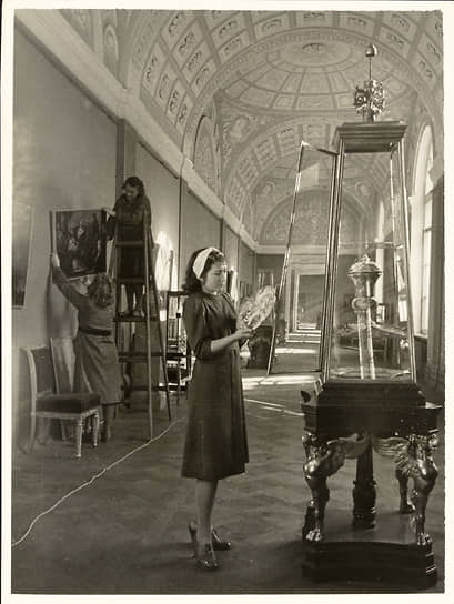 Романовская галерея Эрмитажа, 1946 год. Возвращение экспонатов. Поэтапно для посетителей стали доступны восстановленные залы: галерея Рембрандта, Петровская и Романовская галереи