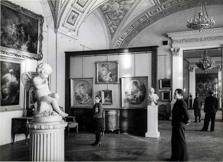 Зал искусства Франции XVIII века, 1946 год. В 1942-м в Зимний дворец попал снаряд, который пробил потолок зала и значительно повредил интерьеры. К 7 ноября 1946 года зал был восстановлен (символическая точка открытия целого блока восстановленных залов). Среди выставляемых экспонатов в зале картины Ф. Буше, а также работы Э. М. Фальконе (среди них знаменитый «Амур»)