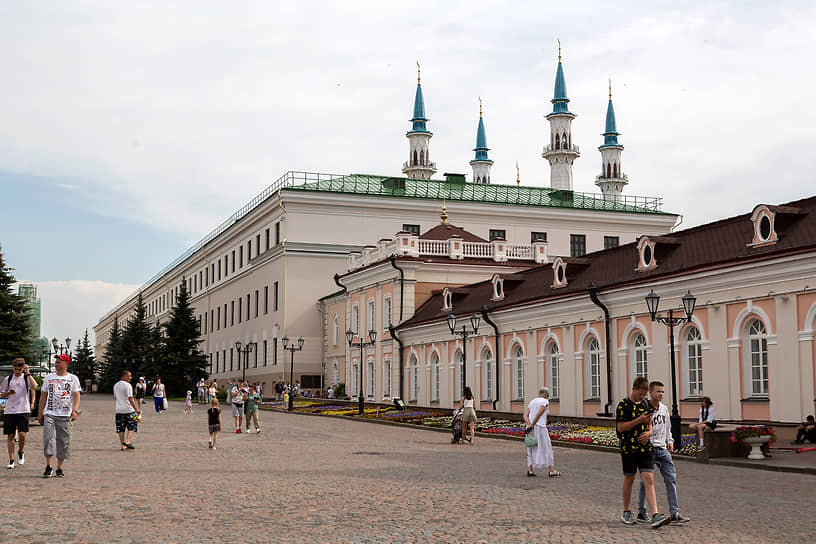 В 2005 году в Татарстане был открыт выставочный центр «Эрмитаж-Казань». Он стал первым представительством музея в России. На его площадке регулярно проходят масштабные выставки, созданные на основе фондов Эрмитажа и часто дополненные экспонатами из музеев республики. Сейчас Государственный Эрмитаж представлен также в Выборге, Омске, на Урале и в Оренбурге