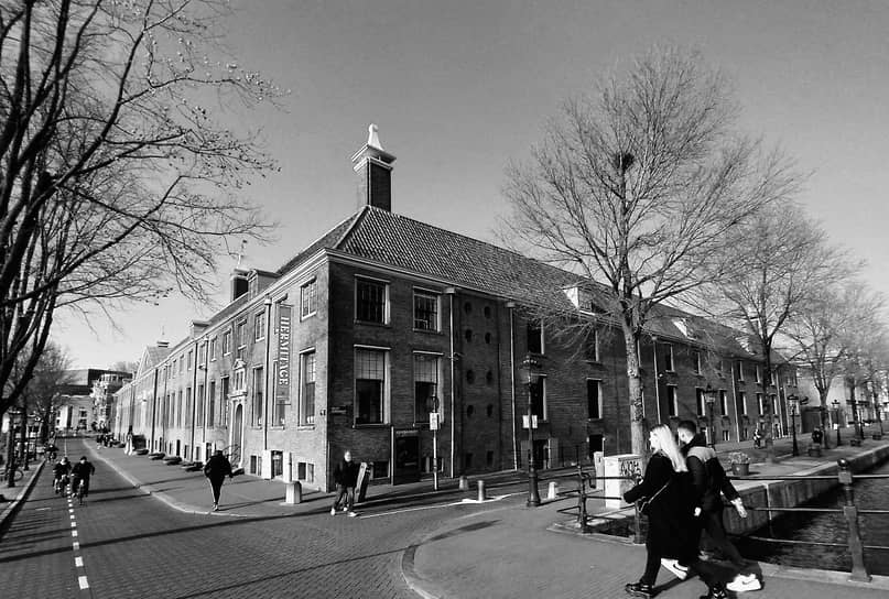 Для финансовой поддержки основного музея Эрмитаж создавал зарубежные филиалы. После закрывшихся проектов в Лондоне и Лас-Вегасе, в 2009 году открылся «Эрмитаж-Амстердам» (на фото). Это было масштабное пространство без собственной коллекции, работавшее исключительно на временных выставках шедевров из петербургских запасников. По договору, 1 евро с каждого билета стоимостью 15 евро возвращался в Петербург. После начала СВО музей разорвал связи с Эрмитажем и начал сотрудничать с организациями из США, Франции и Великобритании. В 2025 году сообщалось, что Эрмитаж планирует открыть центры за пределами России: в Омане и Южной Корее