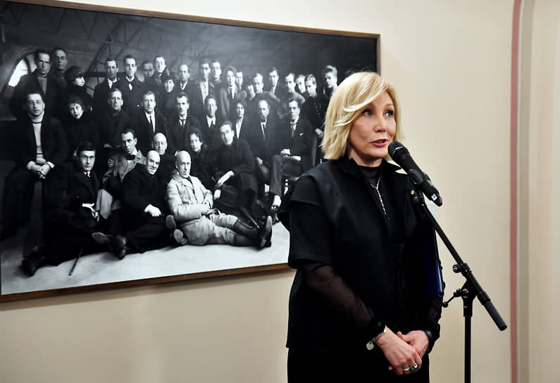 Идея выставки «Волшебная страна» пришла художнику во время работы над книгой цитат к юбилею Товстоногова. Когда будет выпущена книга, пока неизвестно, но ее визуальное воплощение на стенах уже доступно петербуржцам 

На фото: директор БДТ Татьяна Архипова
