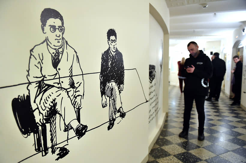 Художник подошел к архиву не как историк, а как артист, который готовится к новой роли. Он вручную перерисовывал тысячи фотографий, собирал газетные вырезки, составлял картотеку цитат. «Практика заняла у меня четыре месяца, во время нее я попал в турбулентность, даже зависимость от фотографий. Мне хотелось все точнее и точнее отобразить образ»,— поделился художник
