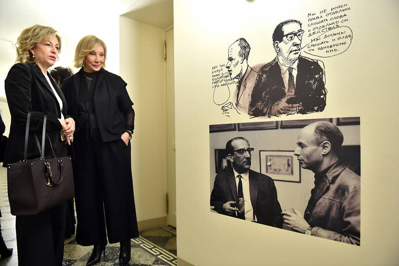 На выставке зритель сам выстраивает связи между известными культурными событиями и личностью Товстоногова. К примеру, аниматор Ян Шванкмайер соседствует с кадром из спектакля «Три сестры», который поставил Товстоногов. Как и в фильмах режиссера, внутренний мир героинь Чехова разрушается, когда сталкивается с абсурдом реальности
На фото: директор Санкт-Петербургского государственного музыкального театра имени Шаляпина Юлия Стрижак (слева) и директор БДТ Татьяна Архипова (справа)
