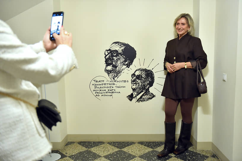 «Сначала добавлялись режиссеры, актеры, философы, все кончилось тем, что появилась Мона Лиза — символ узнаваемой культуры»,— отметил на открытии господин Шишкин-Хокусай
