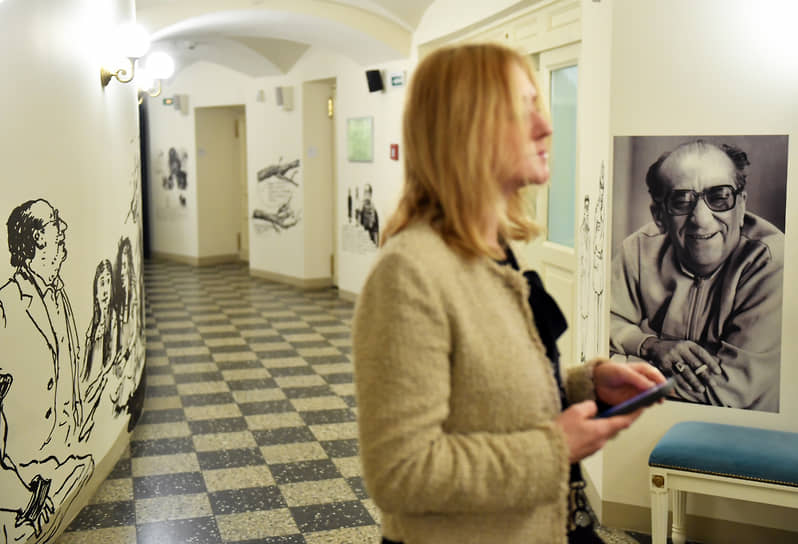 Выставку в стенах театра открывают не впервые. Год назад в фойе Основной сцены запустили экспозицию-скрэпбук к юбилеям Алисы Фрейндлих и Олега Басилашвили. Тогда истории артистов кураторы собрали в альбомы воспоминаний из фотографий, любимых пластинок и фильмов актеров

