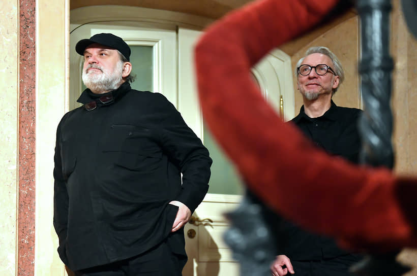 В Большом зрительском фойе установили крупную черную сферу. Посетители могут взаимодействовать с ней, когда сидят на горизонтальных креслах, инсталляция считывает движения и превращает жесты в ноты

На фото: режиссер Андрей Могучий и художник-постановщик Александр Шишкин-Хокусай 
