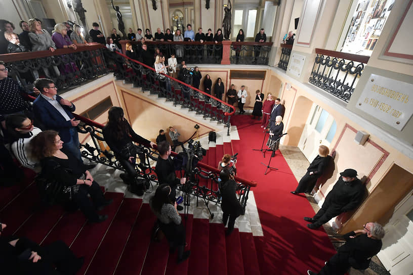 Параллельно с «Волшебным миром» в БДТ открылась инсталляция «8.12», над которой вместе с Шишкиным-Хокусаем работали физик Екатерина Архипова и режиссеры Андрей Могучий и Михаил Самусенко. Авторы переосмыслили концепцию «Черного квадрата» Казимира Малевича, который в XX веке обнулил культуру
