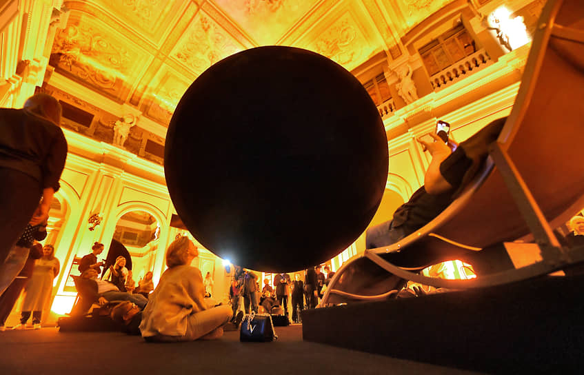 Символически проект «8.12» схож с оперой Алексея Крученых «Победа над Солнцем». Парящая в воздухе сфера поглощает свет и становится синтезом искусства и науки, который впоследствии повлияет и на театр
