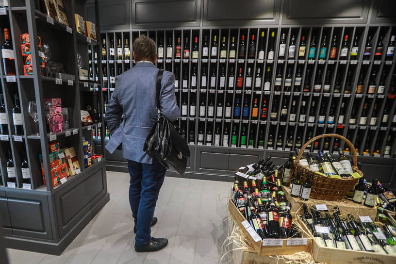 Фирменным магазинам, которые в основном продают алкогольную продукцию, сегодня непросто: они находятся под серьезным законодательным давлением, и этот сегмент розничной торговли заметно сужается