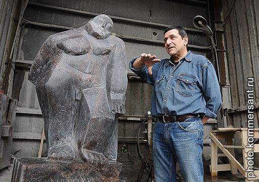 «Геркулес. Римская копия греческого оригинала» — не без юмора назвал свою работу из балтийского гранита известный скульптор Роберт Лотош. Автор испытывает симпатию к легендарному герою — 10 лет он работает с образом Геракла, изображая его в керамике, дереве и других материалах. Скульптор приветствует идею установить современную скульптуру в спальных районах, благо пространство позволяет. Что касается вандализма, то он есть везде, правда, не в таких масштабах, как у нас, считает Роберт Лотош