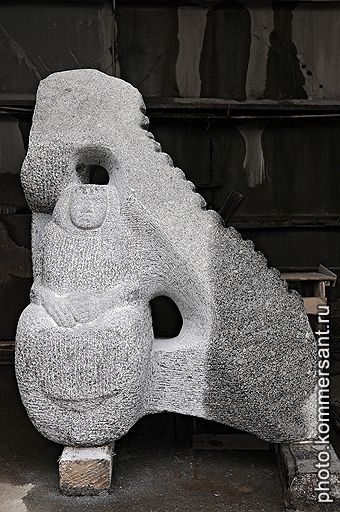 «Итальянская матрона». Скульптор Дмитрий Вердияну нечасто бывает в Петербурге. Он учился у художника Микеланджело Пистолетто, одного из самых известных представителей «арте повера», нового реализма по-итальянски. «Матрона» сделана из гранита «Возрождение». Если по ней будут дети ползать, то это хорошо, такой контакт аудитории только на пользу, считают коллеги-скульпторы