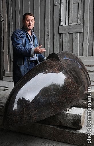 «Венеция». Автор скульптуры Виктор Вотский считает, что не нужно обременять форму излишней декоративностью. Его работа из балтийского полированного гранита многозначна, все зависит от угла зрения: форма напоминает и перевернутую лодку, и гондолу, и венецианскую маску, и рыбу, если смотреть сверху. Эта скульптура не спорит с нашим ландшафтом, напоминая природный валун. «Конечно, художник заинтересован в том, чтобы его работа находилась в приличном, ухоженном месте», — говорит Виктор Вотский. Скульптор ничего не имеет против установки своей работы в спальном районе, замечая, что центр — территория для экспериментов проблематичная: мало пространства и специфичная среда