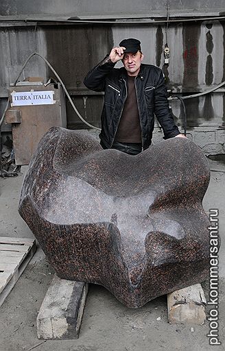 Terra Italia. На глыбе балтийского гранита — знакомые очертания Апеннинского полуострова в виде сапога. Автор Сергей Борисов предполагает, что его работа украсит двор на Итальянской улице. Идею администрации города оживить районы массовой застройки Петербурга современной скульптурой считает оправданной. «В спальных районах люди не только спать хотят», — считает Сергей Борисов