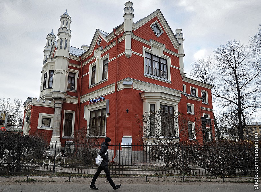 Загородный дом в готическом стиле — случайный элемент в унылой архитектуре у станции метро «Черная речка»
