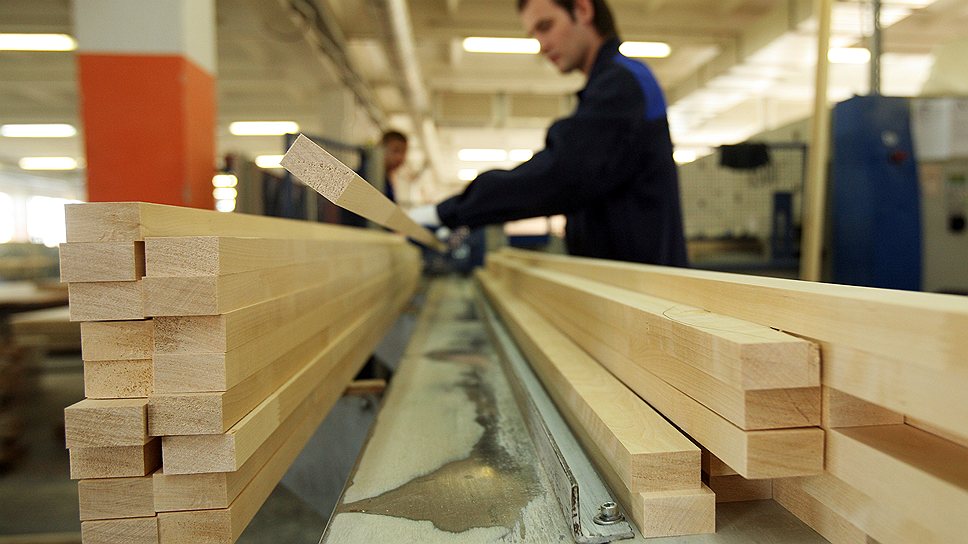 Падение производства изделий из дерева связано с замедлением строительного сектора и с увеличением импорта мебели. В таких обстоятельствах перерабатывающие производства существенно сократили закупку сырья, чтобы не затоваривать склады