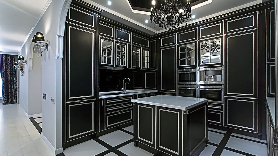 Преимущество черного цвета в кухне выглядит весьма необычно