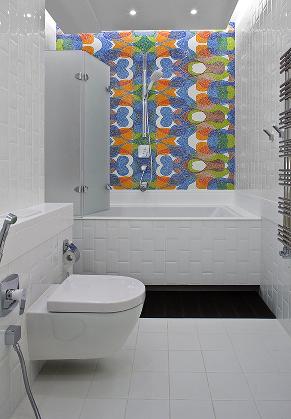Благодаря световому решению в ванной создана иллюзия парящего потолка