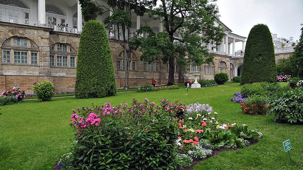 Сад возле Камероновой галереи в Екатерининском парке в Царском Селе сегодня может сравниться с лучшими садами мира
