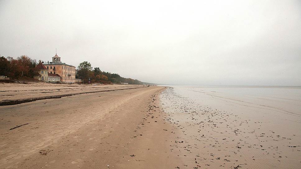 Вид на безлюдный пляж открывается только в холодное время года