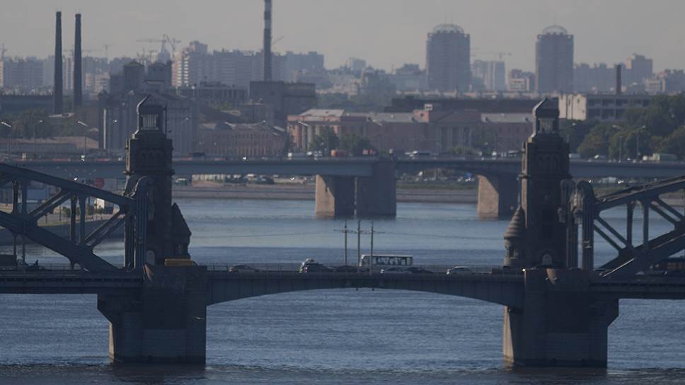 Широчайший промышленный пояс, вторгающийся в историческую и современную застройку, — сегодня одна из главных проблем развития Петербурга