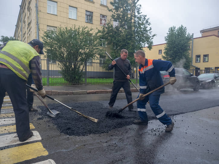 Средства на ремонт дорог найдутся, но это значит, что пока на трассах Петербурга будет неоднородное покрытие — ямы продолжат заделывать так называемыми «картами»
