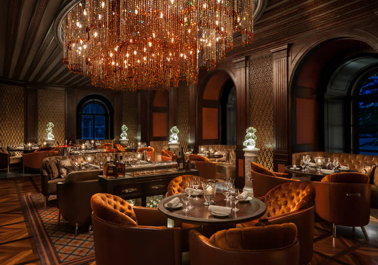 Интерьер ресторана Percorso отеля Four Seasons Hotel Lion Palace сделан с элегантным шиком