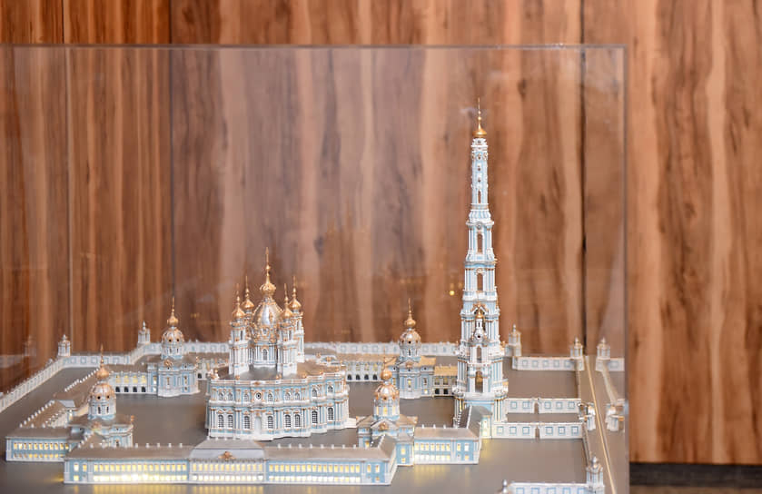 К идее строительства колокольни Смольного собора в Петербурге обращаются и возвращаются уже не первый год