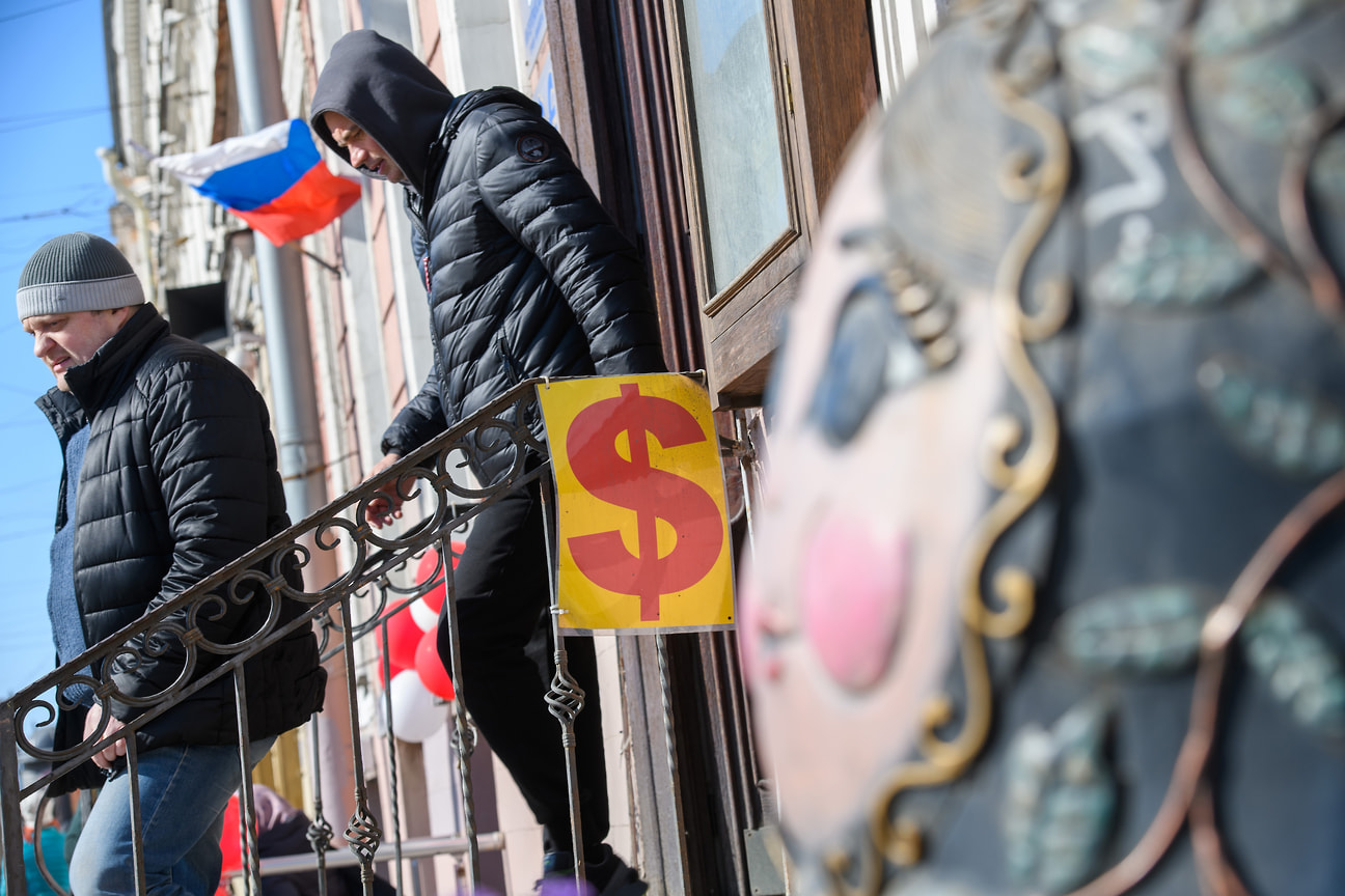 Эксперты считают, что массового вытеснения доллара и евро в России ждать не стоит