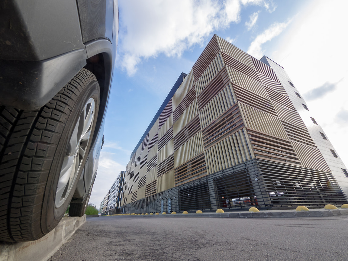 Сегодня градостроительный регламент Петербурга предусматривает наличие машино-места на 80 кв. м жилой площади независимо от класса объекта