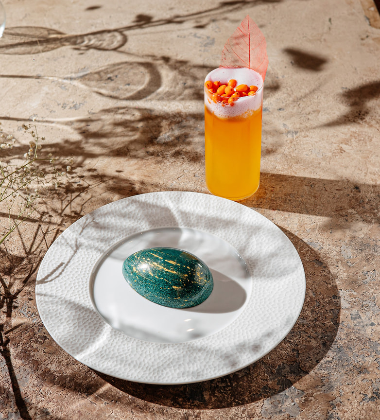 Десерт «Фаберже» и коктейль «Облепиховый кулер с личи» в ресторане клуба «Б.О.Р.812»