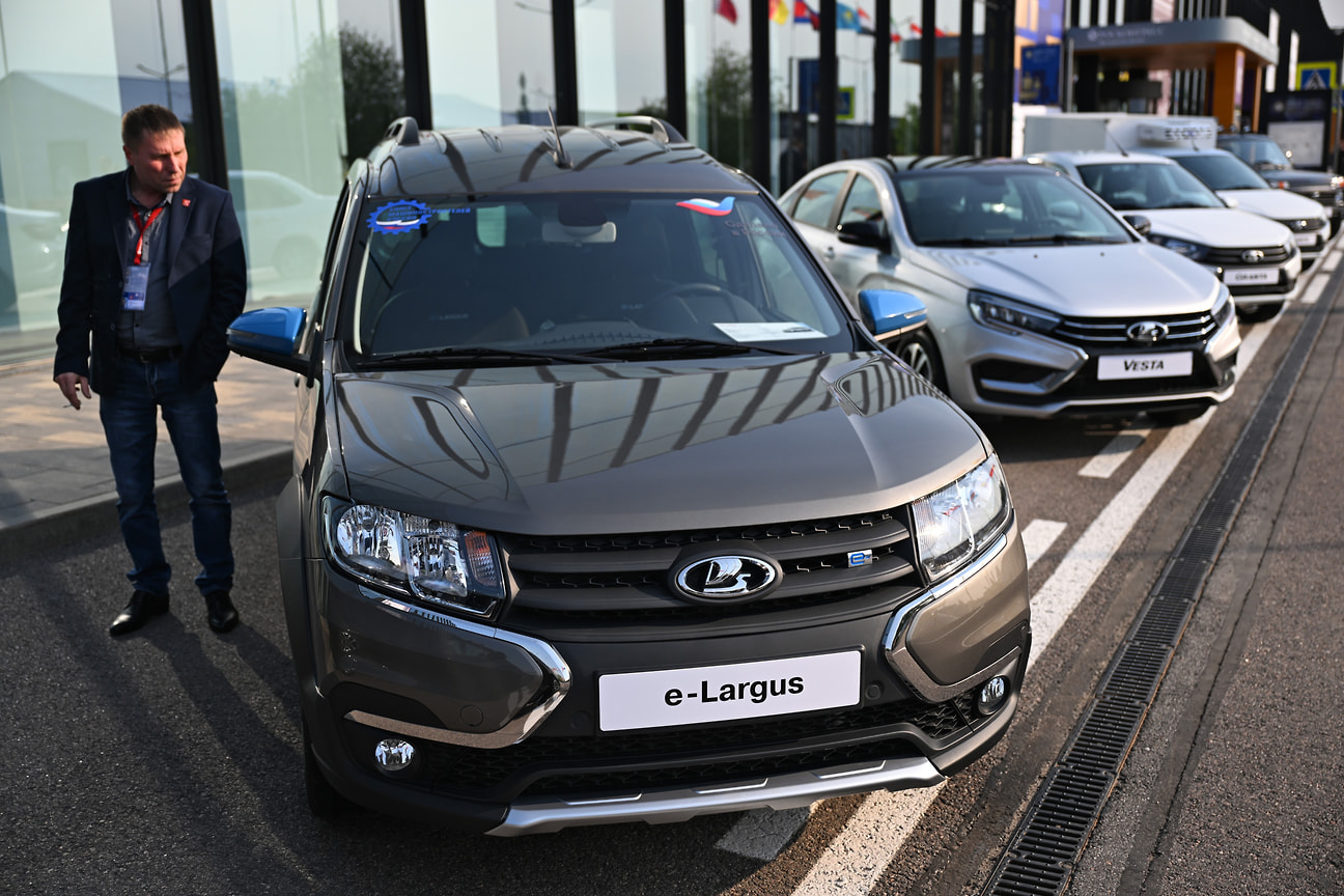 Автомобили бренда Lada АО «АвтоВАЗ» — электромобиль Lada e-Largus, компакт-кар Lada Vesta — в КВЦ «Экспофорум» во время XXVI Петербургского международного экономического форума — 2023