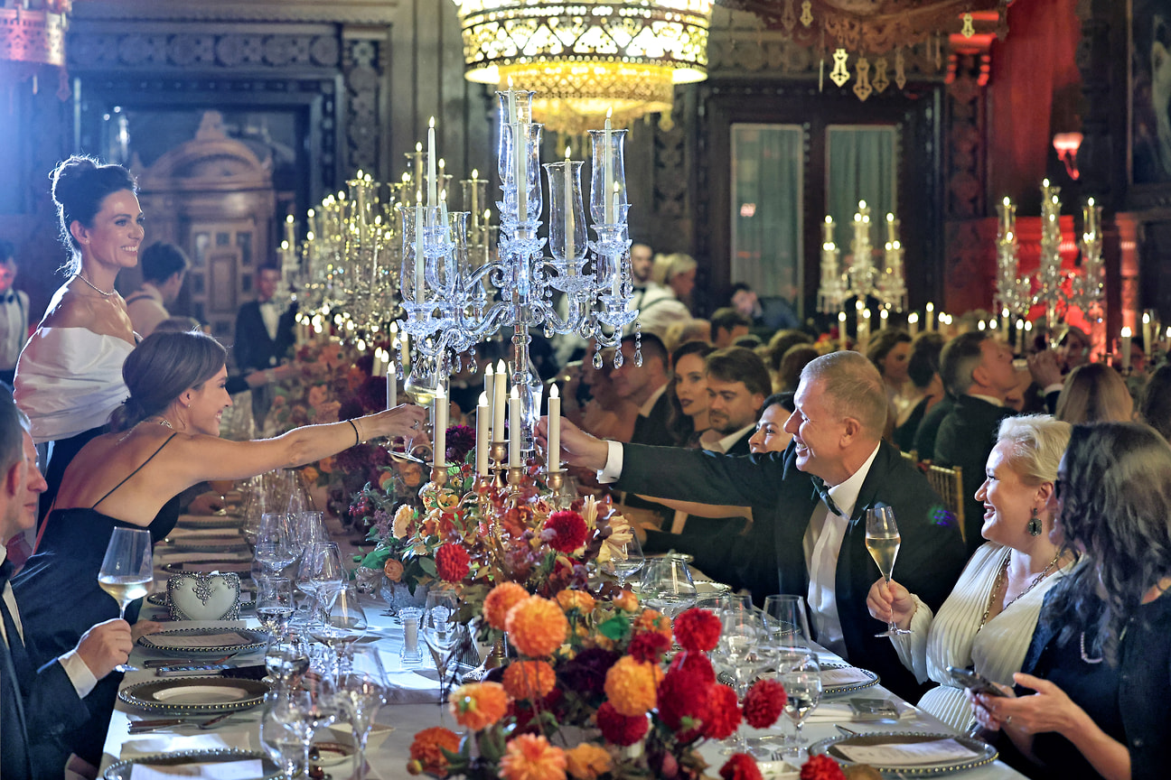 Благотворительный ужин и бал Ильдара и Марики Абдразаковых в честь 150-летия со дня рождения Федора Шаляпина проходил во Владимирском дворце