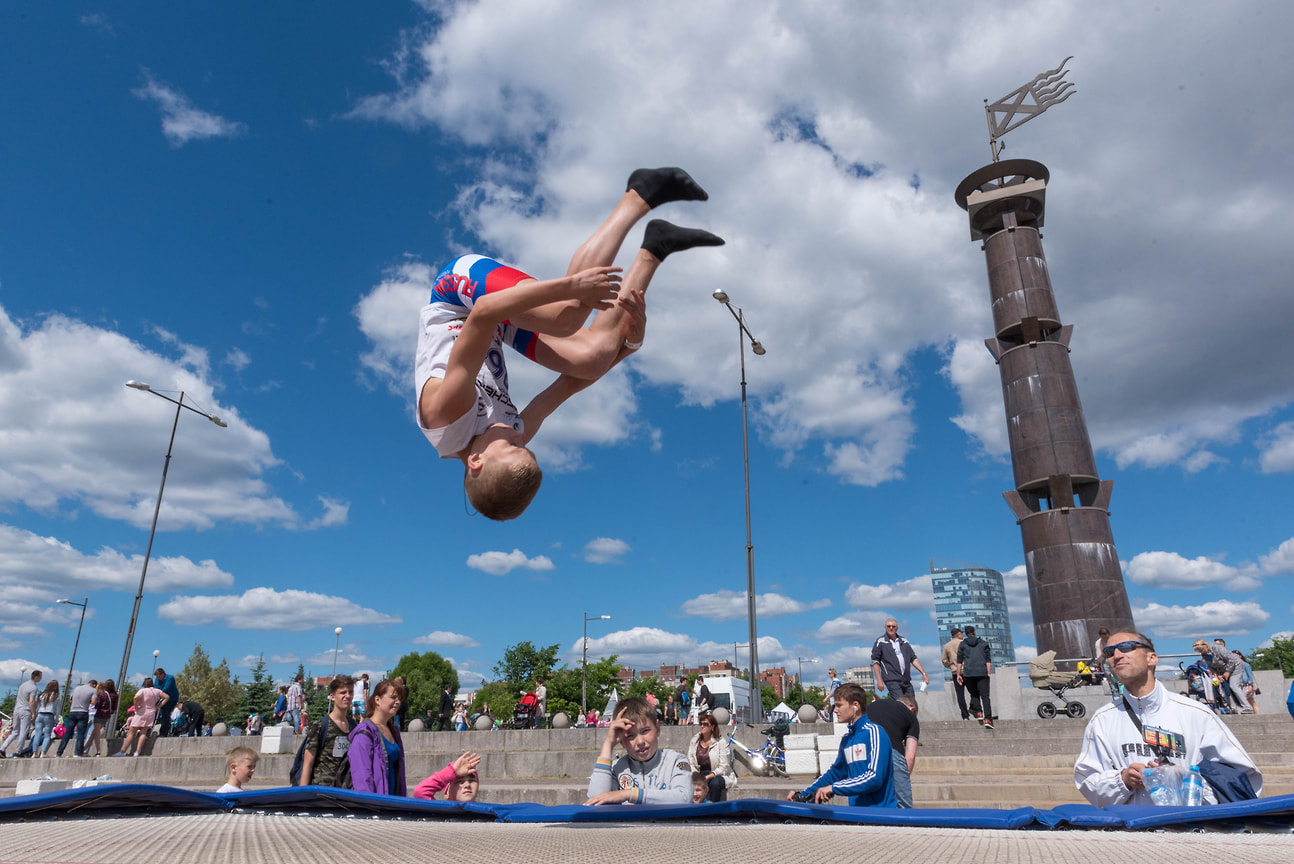 Поддержка детского спорта — одно из наиболее очевидных и благодарных направлений, которое различные крупные компании выбирают в качестве социальных проектов