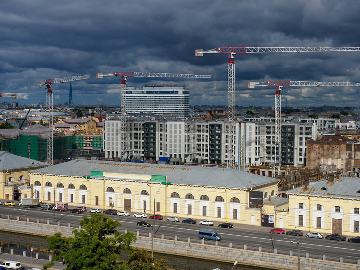 Городская политика Санкт-Петербурга направлена на сохранение уникального архитектурного облика Северной столицы, что сдерживает массовую застройку типовыми проектами, но формирует более устойчивую жилую среду