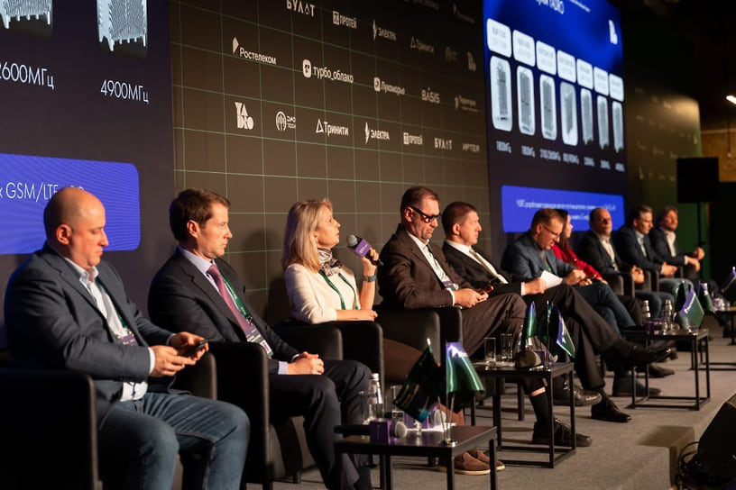 Производством базовых станций в России занимается около 20 компаний. Самыми крупными из них являются «Булат» (дочерняя компания «Ростелекома»), «Иртея» (контролируется МТС) и «КНС Групп» (бренд Yadro, входит в «ИКС Холдинг»)