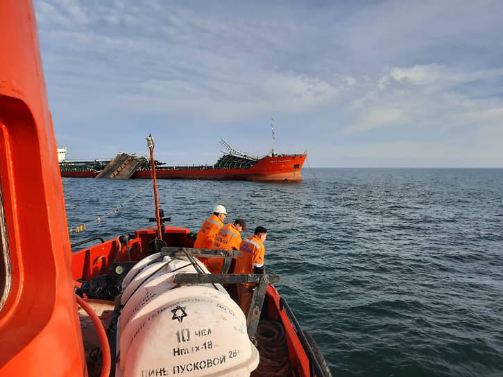 Спасатели продолжают искать моряков с танкера «Генерал Ази Асланов»