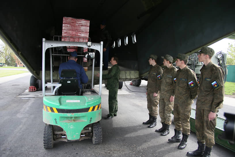 Церемония отправки пасхальных куличей по инициативе губернатора Ростовской области Василия Голубева и производителей хлеба, военнослужащим, принимающим участие в специальной военной операции Вооруженных Сил России на Украине, специальным самолетом вместе с гуманитарным грузом военнослужащим с Ростовского военного аэродрома.